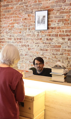 Atendiendo a un cliente en el mostrador de la librería