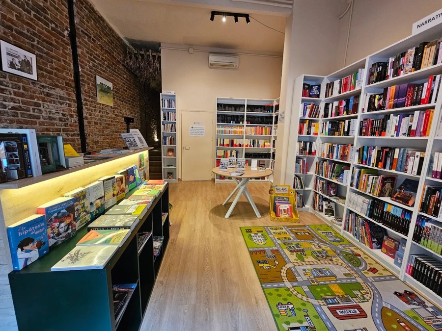 Interior de Librería Arenales, con las estanterías y el rincón infantil