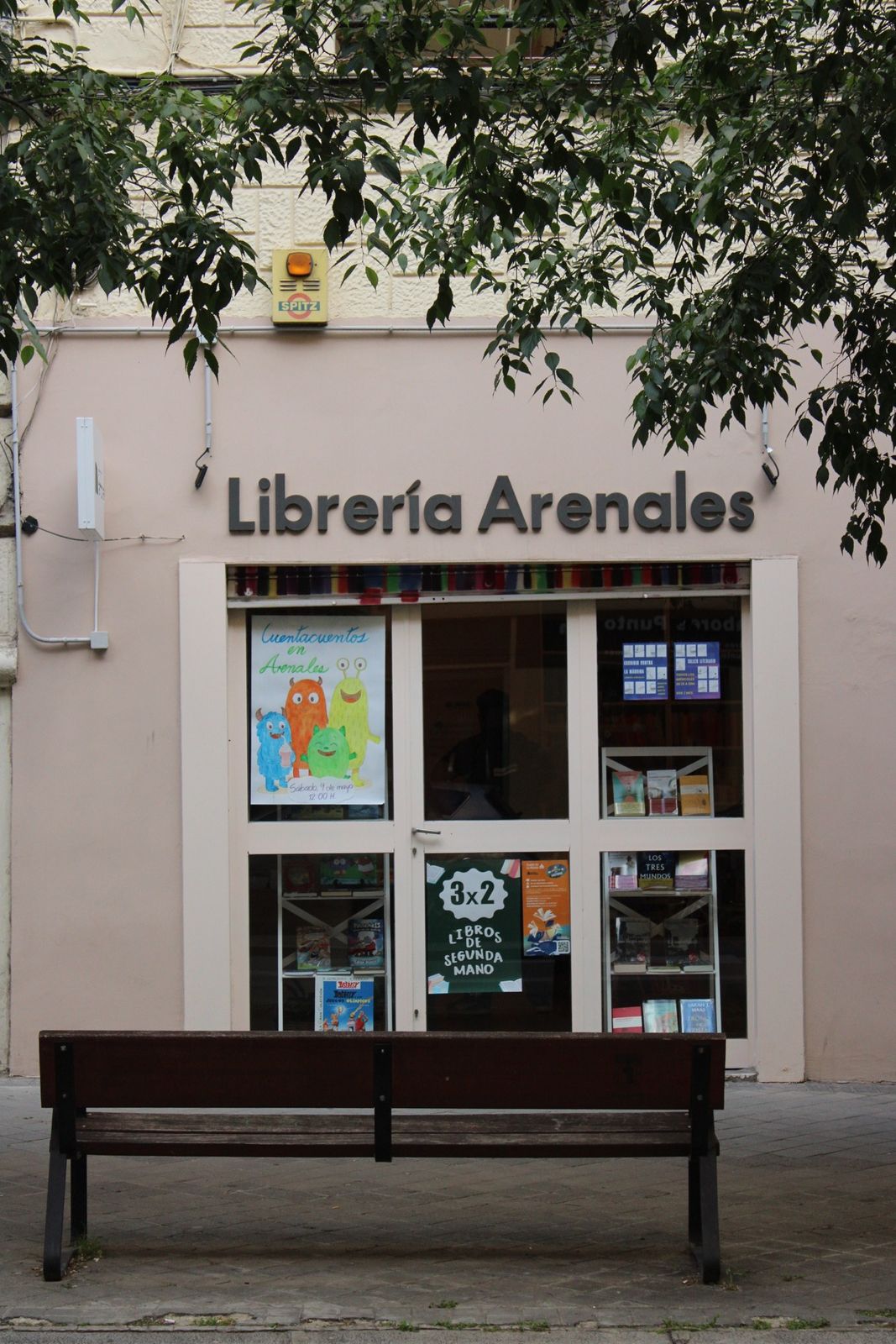 Fachada de la librería con el banco delante